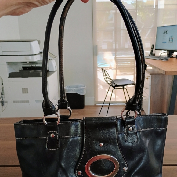 Elegant Black Vegan Leather Tote Bag - Picture 2 of 8